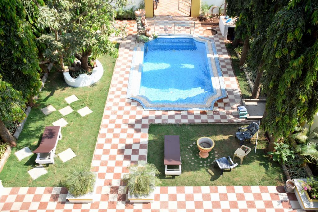 Treebo Trend Skylight Royal Stay Candolim Esterno foto